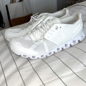 On Running shoes womens 10 -white